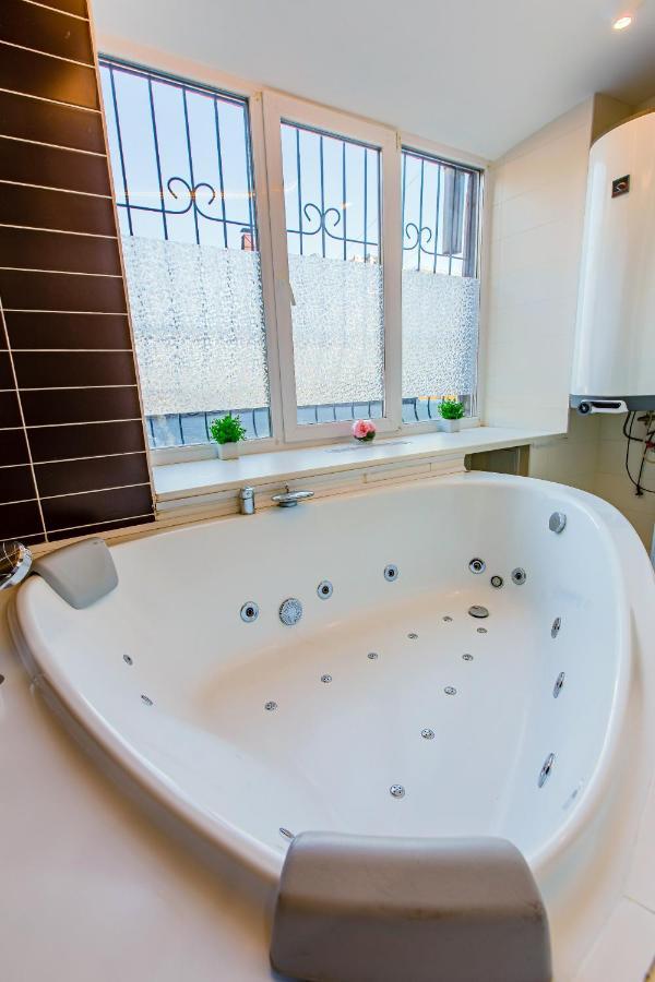 Big Jacuzzi , Sauna , Khreshchatyk apartments Kijów Zewnętrze zdjęcie